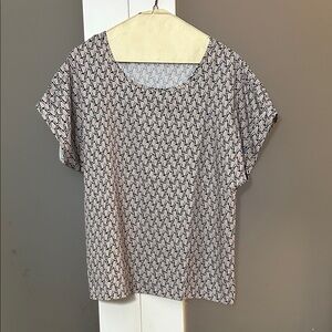 Elegant Women's Short Sleeve Top - Black, White and Tan Pattern M